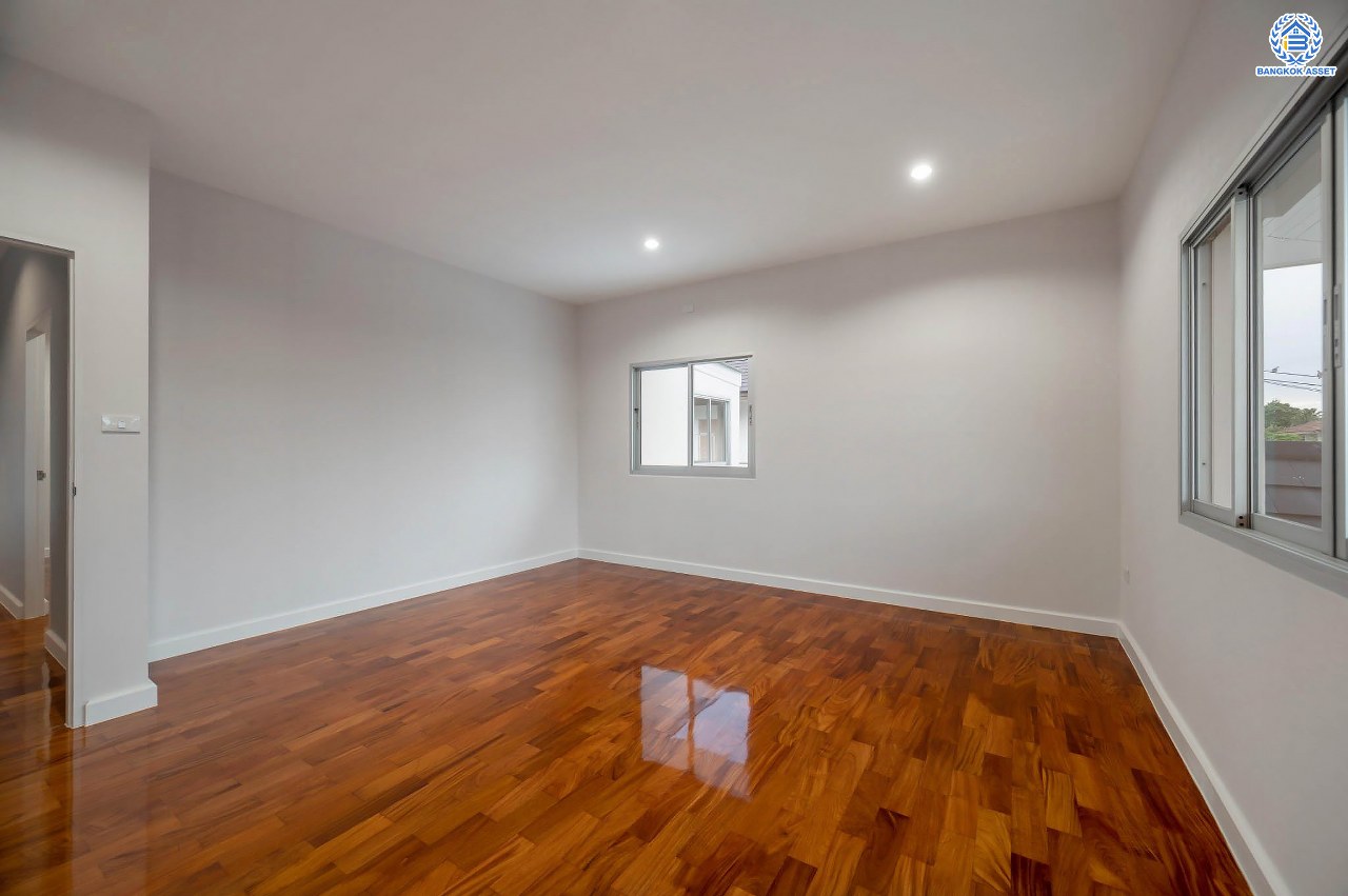 บ้านมือสองตกแต่งใหม่ โครงการ เดอะเวอรีเดียนโฮม กาญจนาภิเษก เนื้อที่กว้าง 86 ตร.ว. ฟังก์ชัน 3 ห้องนอน 3 ห้องน้ำ 1 ห้องอเนกประสงค์ 1 ห้องแม่บ้าน จอดรถได้ 4 จอด บนทำเลดี เชื่อมต่อถนนรัตนาธิเบศร์ ถนนนครอินทร์ ถนนกาญจนาภิเษก ใกล้รถไฟฟ้าสายสีม่วง "สถานีตลาดบางใหญ่" และจุดขึ้นทางด่วน "ศรีรัช"...